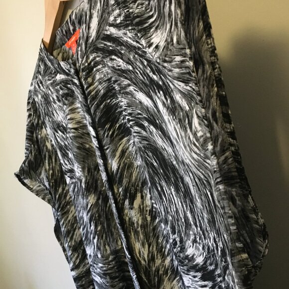 Trippy Furry Swirl Banded Collar Cap Sleeve Shirt - Picture 7 of 16